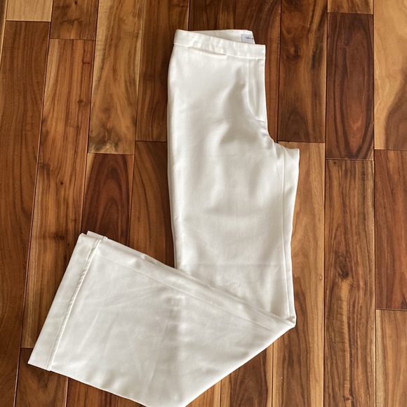 White wide leg pants. With zipper and clasp. - Picture 2 of 4